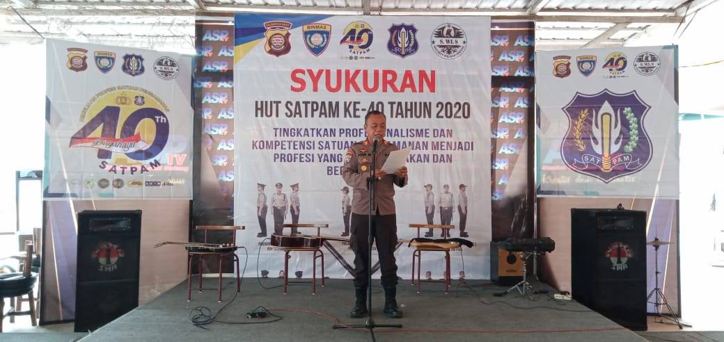 SAMBUTAN: Kasat Binmas Polres Sintang, AKP Joni Murdiyanta mengucapkan selamat hari jadi ke-40 kepada Satpam, Selasa (26/1). ISTIMEWA