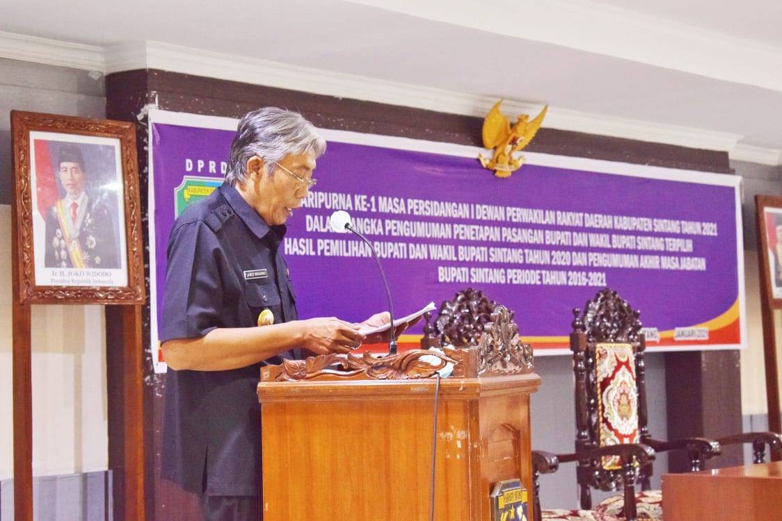 PIDATO BUPATI: Bupati Sintang, Jarot Winarno saat menyampaikan ucapan terima kasih kepada semua pihak yang telah mendukungnya saat menjabat Bupati Sintang periode 2016 – 2021, di Ruang Rapat DPRD Kabupaten Sintang, Selasa (26/1). ISTIMEWA