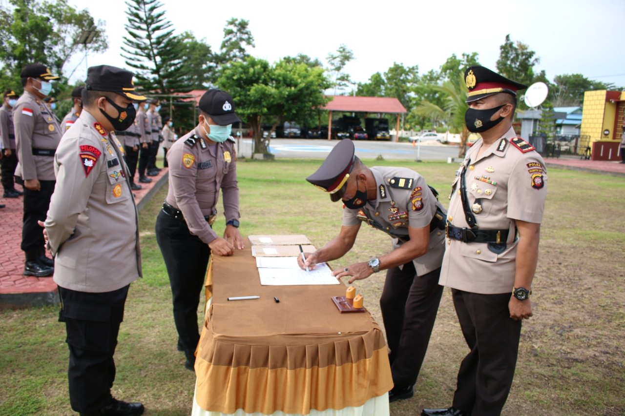 SERTIJAB: Pelaksanaan giat sertijab terhadap Kasat dan Kapolsek di jajaran Polres Bengkayang, yang dilaksanakan di lapangan Mapolres Bengkayang, kemarin pagi. Foto Sigit Adriyanto/Pontianak Post