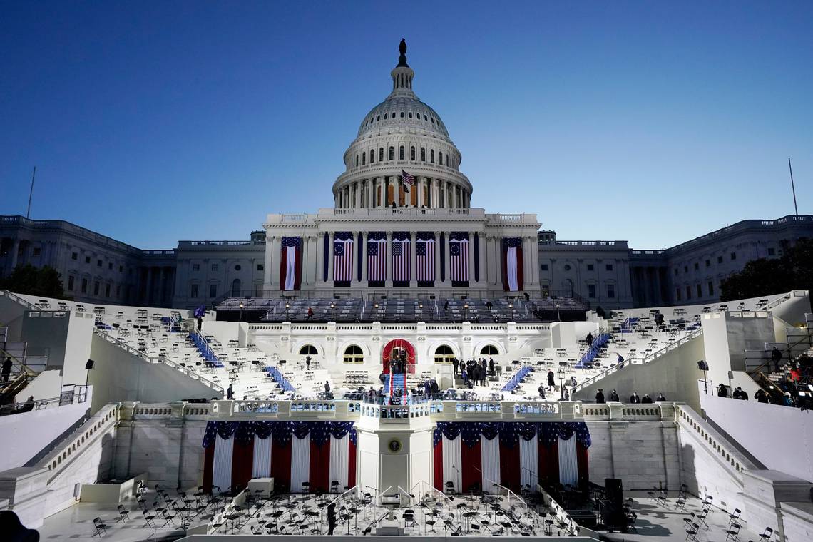 INAGURASI: Para petugas menyiapkan acara pelantikan Joe Biden – Kamala Harris sebagai presiden dan wakil presiden ke-59 Amerika Serikat di Gedung Kongres AS di Washington DC, Rabu (20/1). AP / PATRICK SEMANSKY, POOL