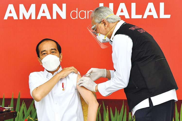 DOSIS PERTAMA: Presiden Joko Widodo disuntik vaksin Covid-19 produksi Sinovac oleh Wakil Ketua Dokter Kepresidenan Prof Abdul Muthalib di Istana Merdeka, Jakarta, pada 13 Januari. (AGUS SUPARTO/SETPRES)