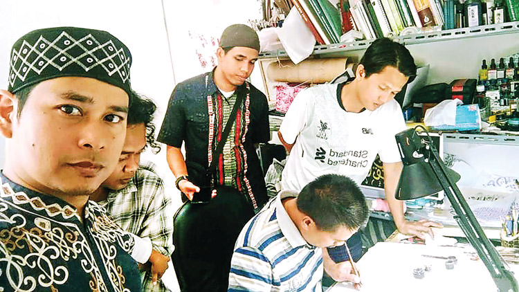 HASIL KERJA KERAS: Husaini bersama rekan-rekannya sedang melihat proses penulisan kaligrafi. Kanan, sampul mushaf Alquran yang didaftarkan Husaini dalam lomba iluminasi Kementerian Agama. DOKUMENTASI PRIBADI