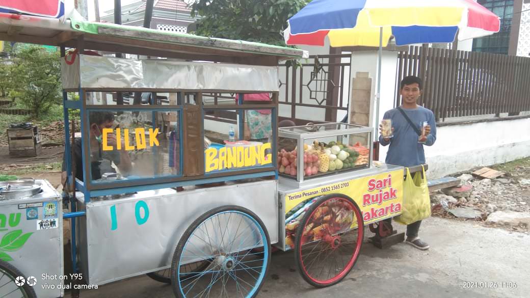 ASINAN: Penjualan rujak buah-buahan segar saat cuaca panas meningkat. MIRZA/PONTIANAKPOST