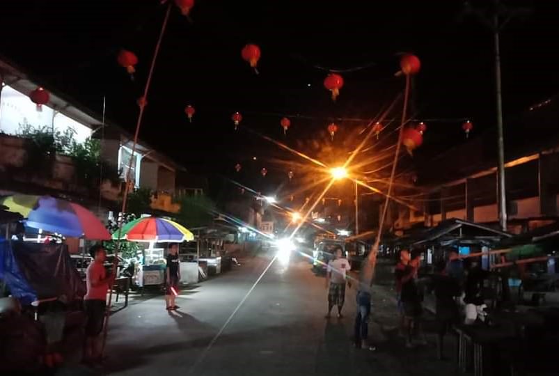 LAMPION: Jelang perayaan Imlek, pemasangan lampion di Pasar Sungai Pinyuh. WAHYU/PONTIANAKPOST