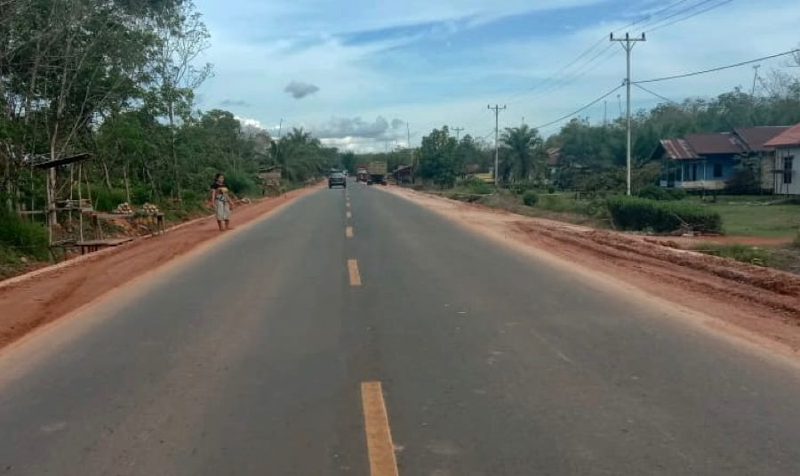 Ruas jalan Trans Kalimantan yang mulus pasca kegiatan proyek peninggian. foto istimewa