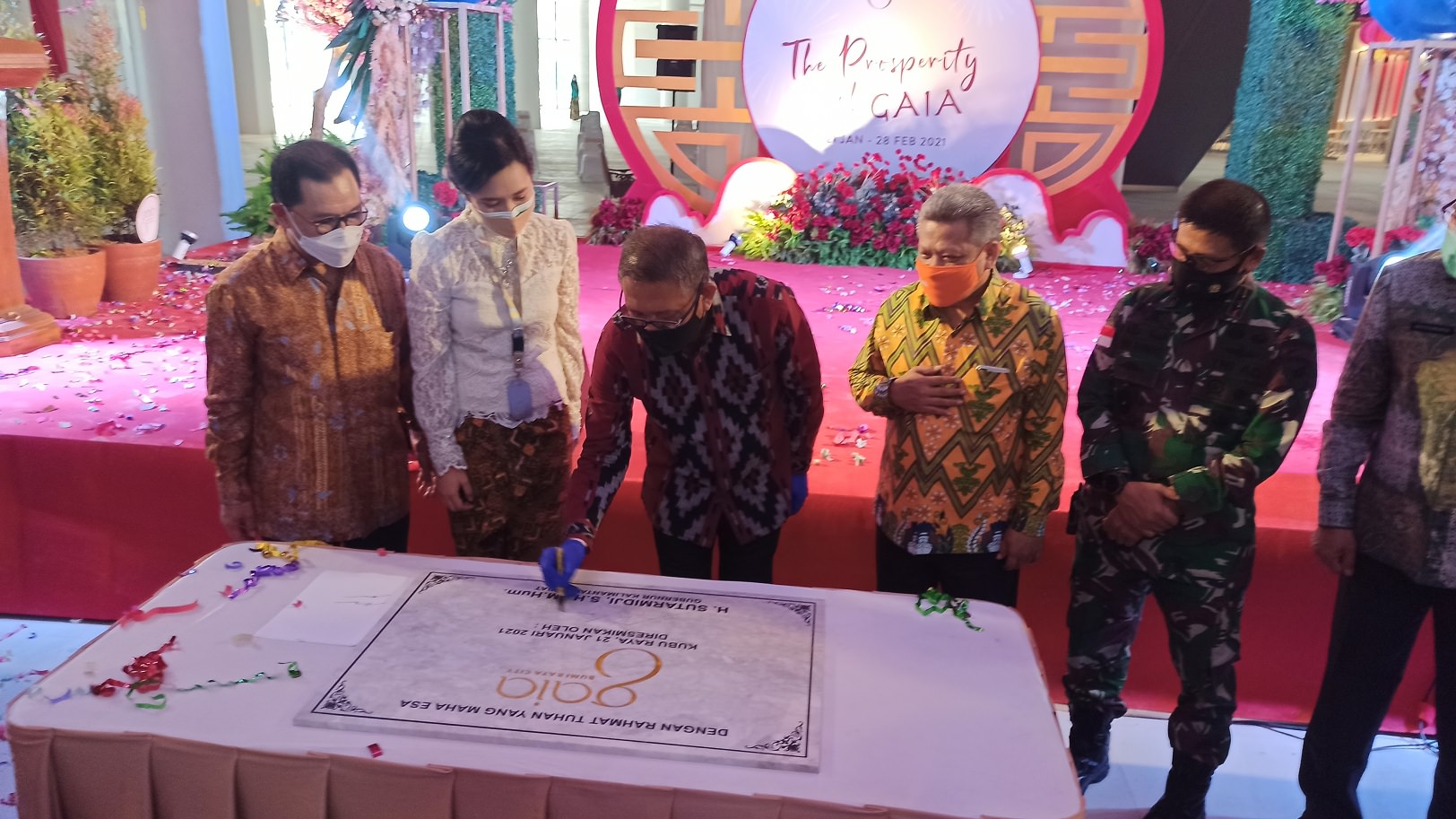 PERESMIAN: Gubernur Kalbar Sutarmidji ditemani para pejabat lain, serta pemilik dan pengelola Gaia Bumi Raya City Mall menandatangani prasasti peresmian mal di Kubu Raya ini, Kamis (21/1). Aristono/Pontianak Post