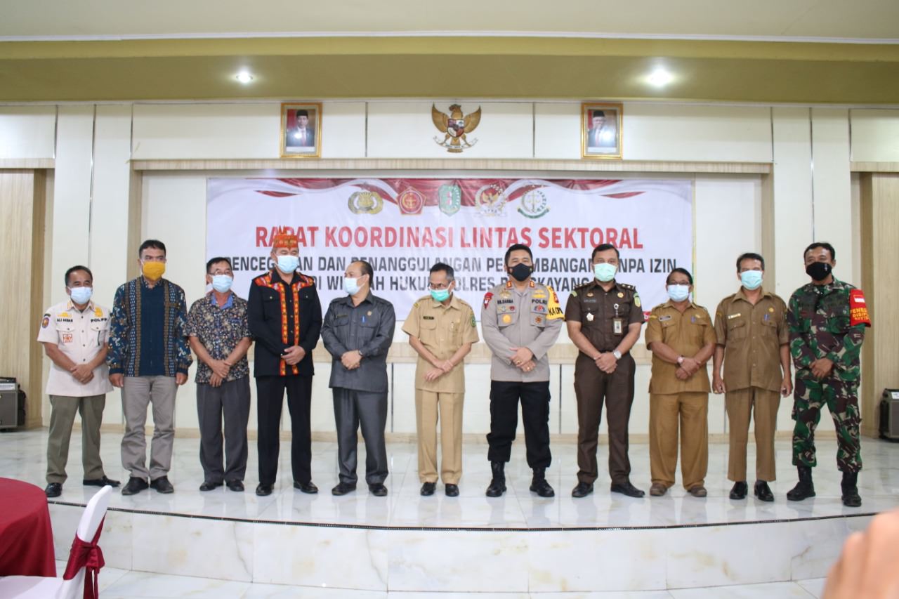 RAPAT KOORDINASI : Jajaran Polres Bengkayang bersama Pemkab dan Forkopimda Kabupaten Bengkayang saat mengikuti rakor lintas sektoral guna membahas maraknya aktivitas PETI di Kabupaten Bengkayang, Selasa (9/2). SIGIT ADRIYANTO/PONTIANAK POST
