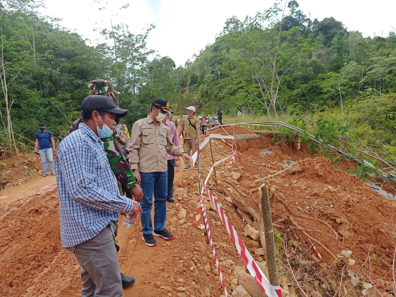 MONITORING :  Pj Bupati Bengkayang, Yohanes Budiman bersama Forkopimda Kabupaten Bengkayang saat melakukan monitoring perbaikan jalan penghubung antara Kecamatan Jagoi Babang dan Kecamatan Siding yang beberapa waktu lalu amblas usai diterjang banjir.HUMPR