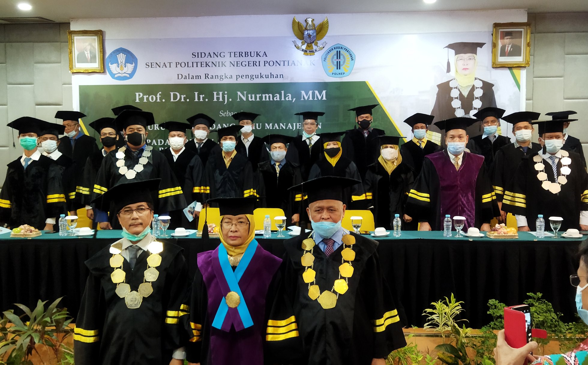 PENGUKUHAN: Prof Nurmala foto bersama Direktur dan Ketua Senat Polnep usai dikukuhkan sebagai Guru Besar. IST