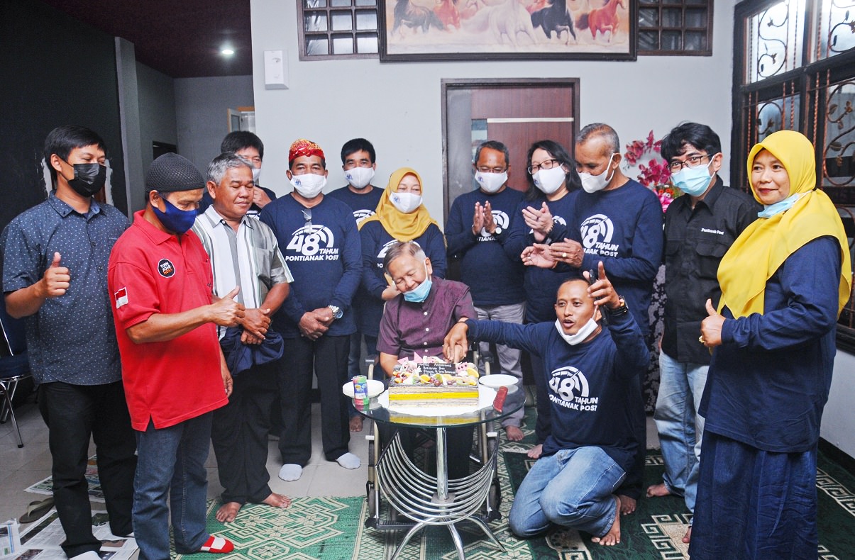 POTONG KUE: Komisaris Utama Pontianak Post,Tabrani Hadi memotong kue ulang tahun Pontianak Post yang ke 48 tahun,Selasa(2/2) di Kantor Jalan Abdul Rahman Saleh. FOTO HARYADI/PONTIANAKPOST