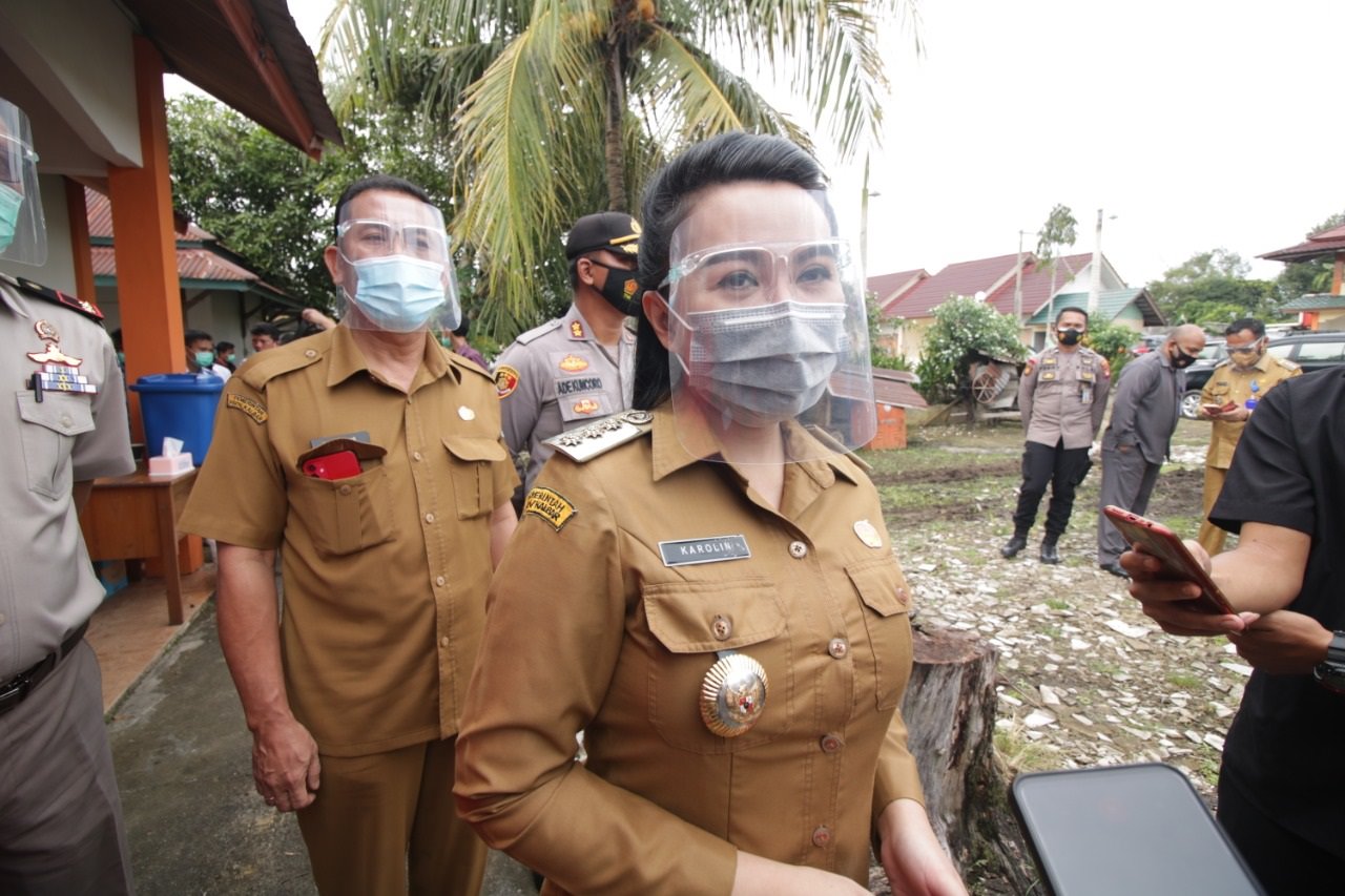 PASANG FOTO:  Karolin