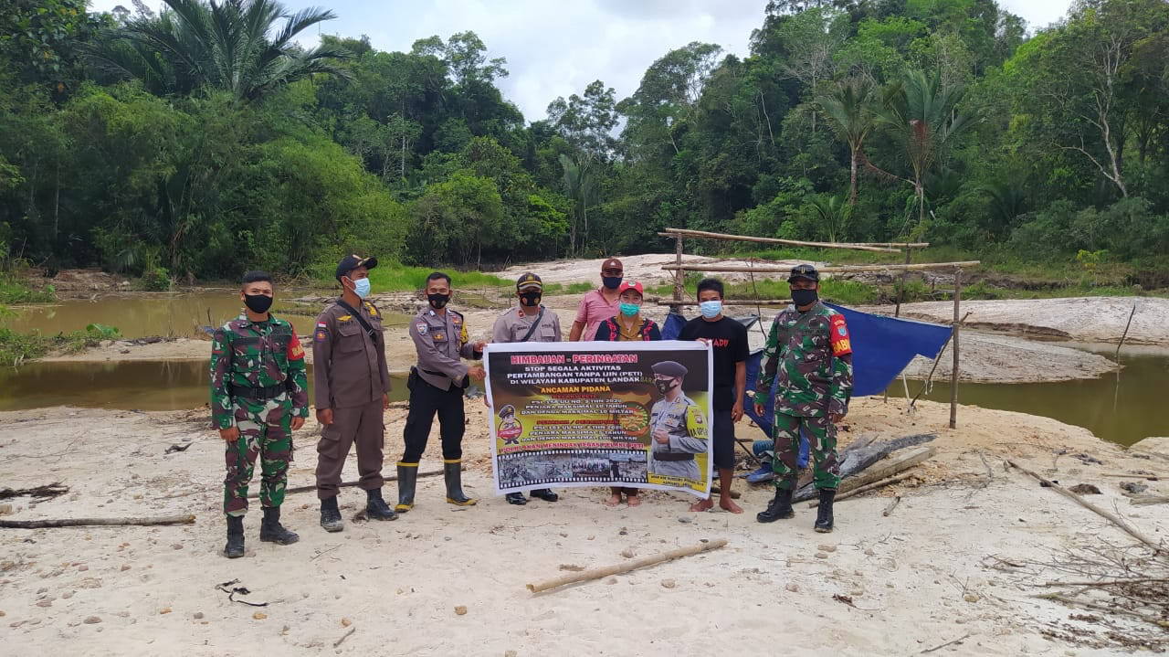 PENERTIBAN PETI: Personel Koramil Menyuke dan Polsek Meranti saat menertibkan PETI di aliran Sungai Meranti, Senin (22/2). ISTIMEWA