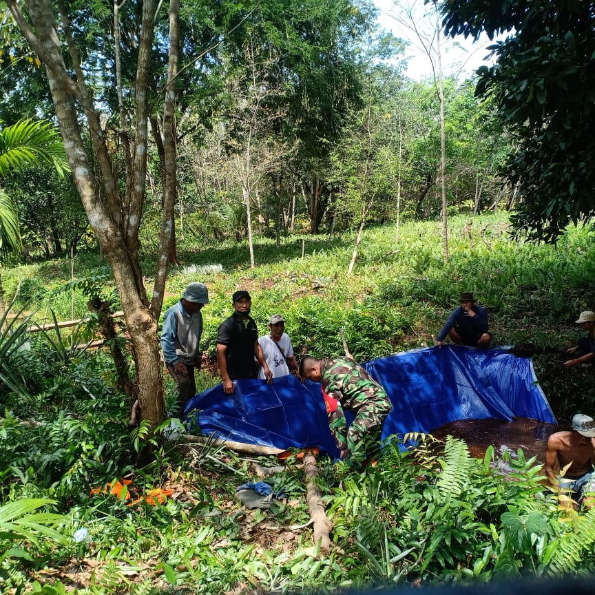 SEKAT KANAL: Masyarakat,  pemerintah desa,  Bahabinsa saat bergotong royong dalam pembuatan sekat kanal di lahan Gambut.ISTIIMEWA
