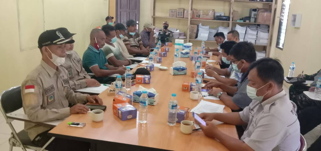 MONITORING :Ketua DPRD Sarnawi monitoring di PT Kalimantan Agro Pusaka (KAP), Kamis (25/2), turut menggandeng Camat Teluk Batang, BPD desa setempat.