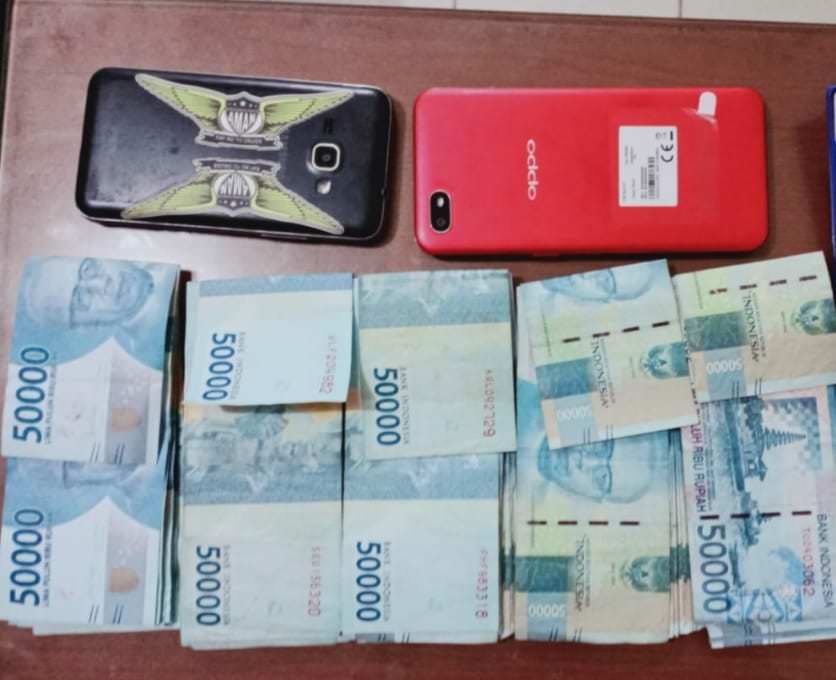 Sejumlah barang bukti yang diamankan oleh Satreskrim Polres Sintang dari ketiga pelaku pemerasan, Senin (8/2).