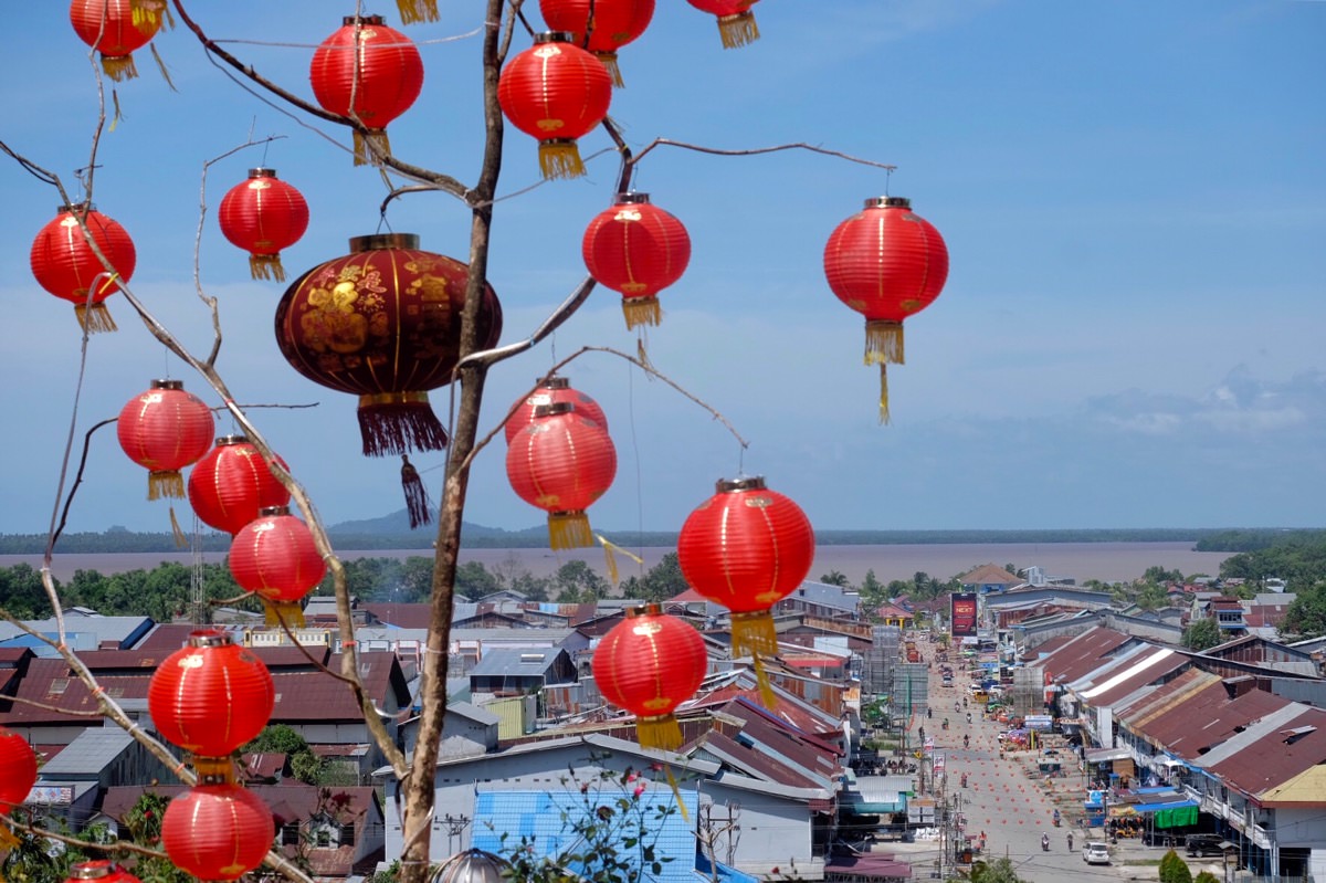 Pemandangan indah Kota Pemangkat dapat dilihat dari Kelenteng Dewi Samudera, Pemangkat. foto Shando Safela