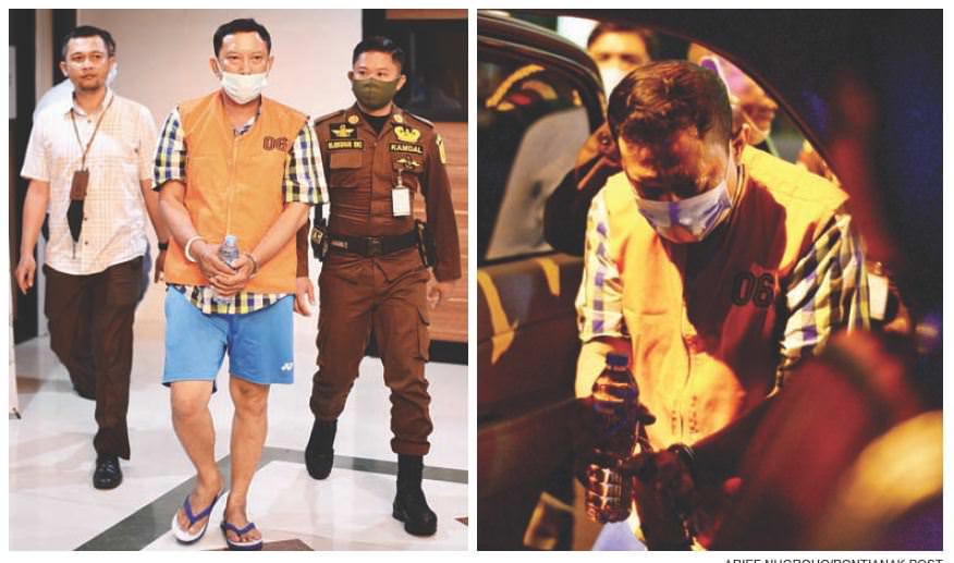 DITAHAN: Terpidana kasus korupsi alokasi dana desa (ADD) Sungai Bemban, Kecamatan Kubu, Kabupaten Kubu Raya tahun anggaran 2007 digiring memasuki mobil tahanan Kejaksaan Tinggi Kalimantan Barat. ARIEF NUGROHO/PONTIANAK POST