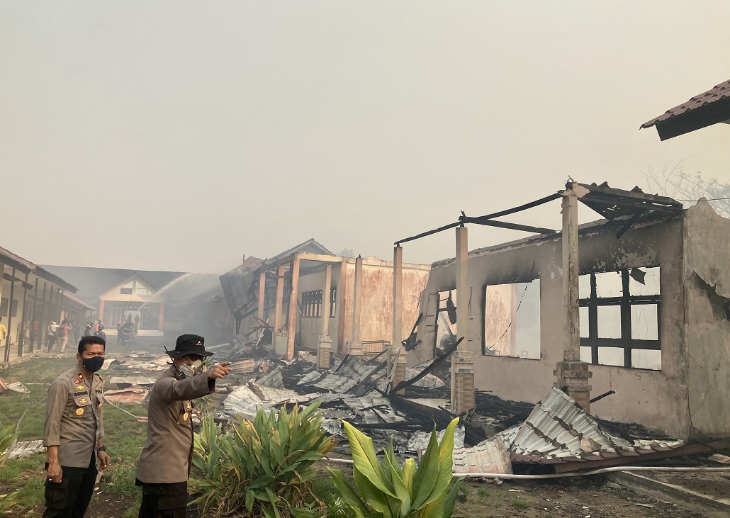 PADAMKAN API : Petugas gabungan memadamkan api yang membakar bangunan SMK Negeri 1 Sungai Raya, Kabupaten Kubu Raya, Sabtu (27/2). Api yang bersumber dari kebakaran hutan dan lahan merembet hingga membakar beberapa ruang kelas. ARIFNUGROHO/PONTIANAKPOST