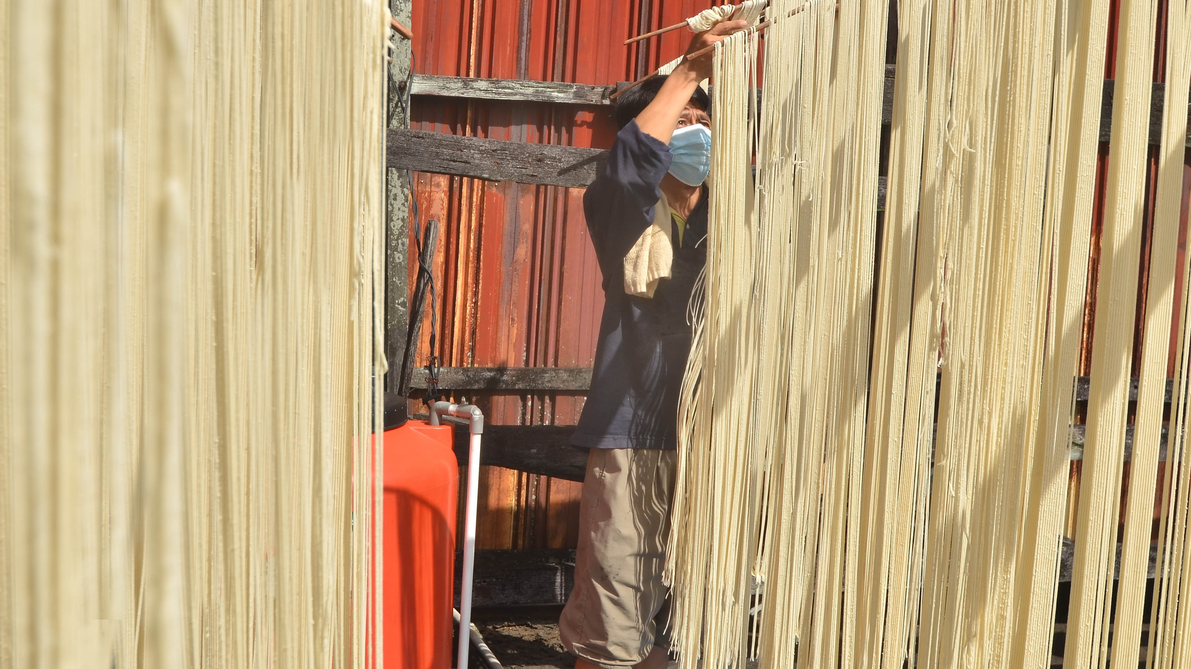 MIE ASIN : Salah satu pekerja mie asin sedang menjemur mie asin di rumah produksinya di Jalan Diponegoro, Senin (8/2). Menjelang perayaan Imlek mie asin ini menjadi salah satu makanan istimewa bagi warga Tionghoa, karena mie asin ini juga dipercayai sebag