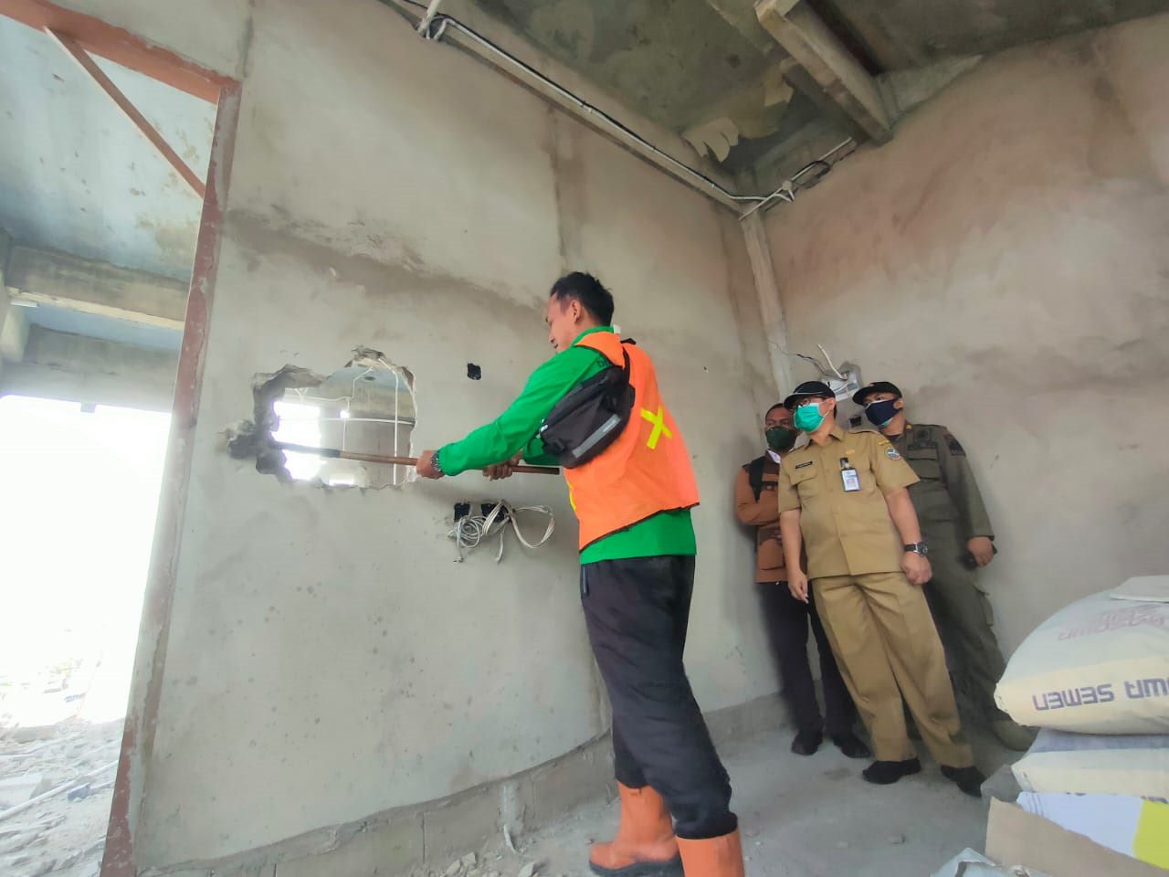 BONGKAR: Pembongkaran ruko yang tak mengantongi IMB di Jalan Purnama Agung V. IST