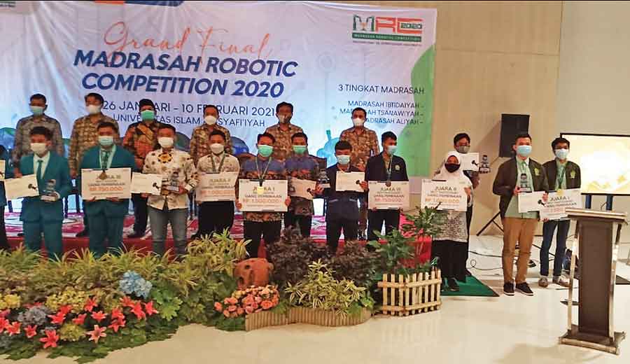 ROBOTIK : MAN 2 Raih Juara 1 kategori Amphibious Solar Vehicle di Kompetisi Robotik Madrasah 2021.
