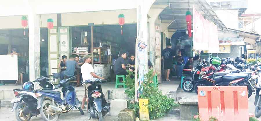 TETAP BERTAHAN: Warung Kopi Ongaku yang terletak di Pusat Kota Bengkayang. Salah satu keunikan warkop ini adalah cita rasa kopi yang khas ditambah suasana tempo dulu yang masih bertahan.