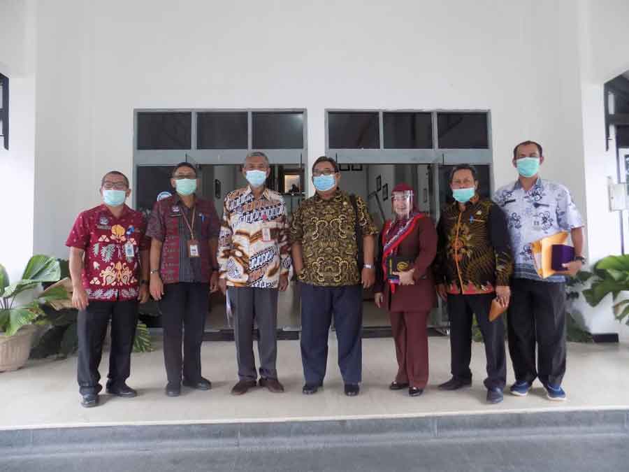 FOTO BERSAMA: Komisi III DPRD Kabupaten Ketapang melakukan kunjungan kerja ke Kabupaten Sukamara, Kalimantan Tengah, dan disambut oleh Sekretaris Daerah Kabupaten Sukamara, Sutrisno, beberapa waktu lalu.