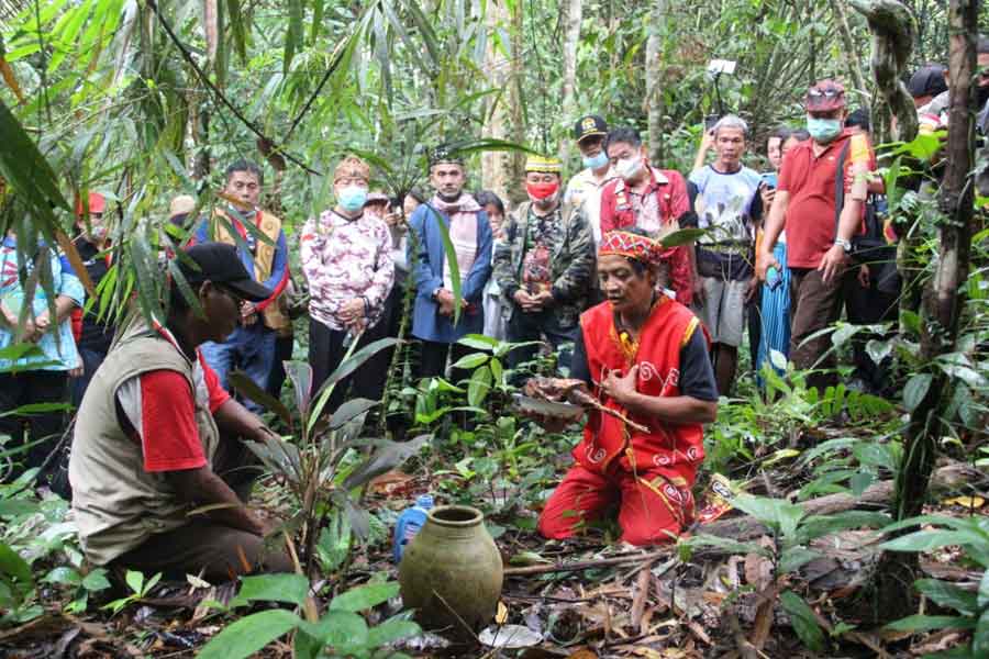BALEK ANGIN: Wabup Sanggau Yohanes Ontot dan Raja Sanggau Gusti Arman saat hadir di acara Ritual Adat Balek Angin, Kamis (25/3). ALFIAN/DISKOMINFO FOR PONTIANAK POST
