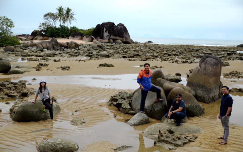 DESTINASI WISATA: Wisatawan saat berfoto di pantai Batu Nenek, Desa Temajuk, Kecamatan Paloh. Pantai Batu Nenek yang terdiri dari gugusan batuan granit ini merupakan salah satu destinasi yang digemari oleh wisatawan.DOK-ARIEF NUGROHO/PONTIANAK POST