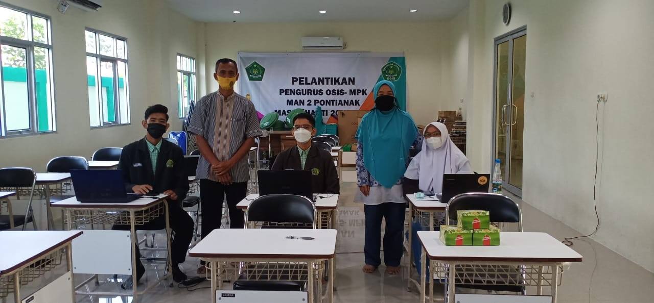 TERBAIK: Tim MAN 2 Pontianak yang meraih best story map di ajang Jejak Mercator KMTG UGM 2021 diabadikan bersama Kepala MAN 2. ISTIMEWA