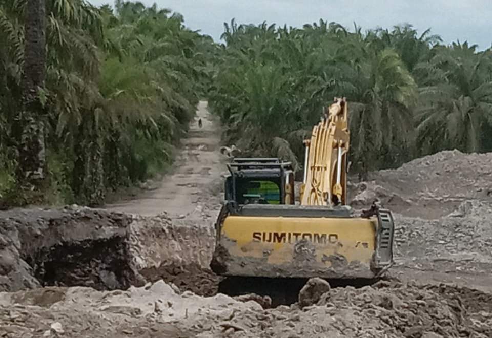 ///KERUK JALAN: Alat berat mengeruk material jalan Desa Beringin Jaya, Kecamatan Sungai Melayu Rayak, untuk kemudian dijual ke perusahaan. ISTIMEWA///