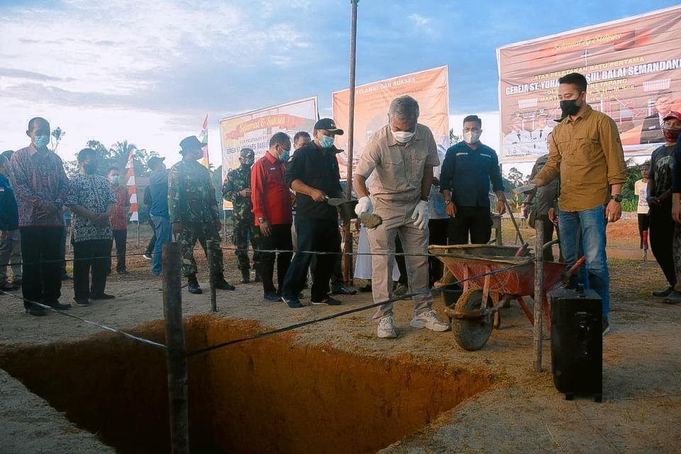 ///PELETAKAN BATU: Bupati Ketapang, Martin Rantan, meletakkan batu pertama penanda dimulainya pembangunan dua gereja di Kecamatan Simpang Hulu, kemarin (19/3), dalam kunjungan kerjanya di kecamatan tersebut. HUMASKAB FOR PONTIANAK POST///