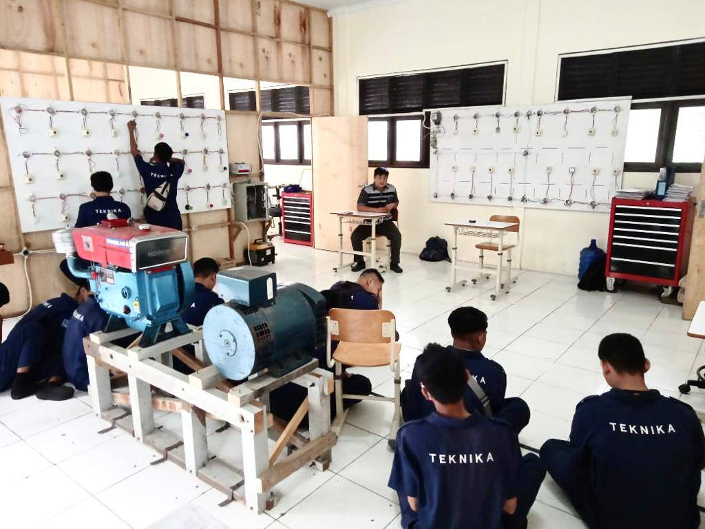 PEMBINAAN: Sejumlah siswa SMKN 2 Ketapang mengikuti pembinaan dalam rangka mempersiapkan siswa untuk siap kerja di PT. WHW.