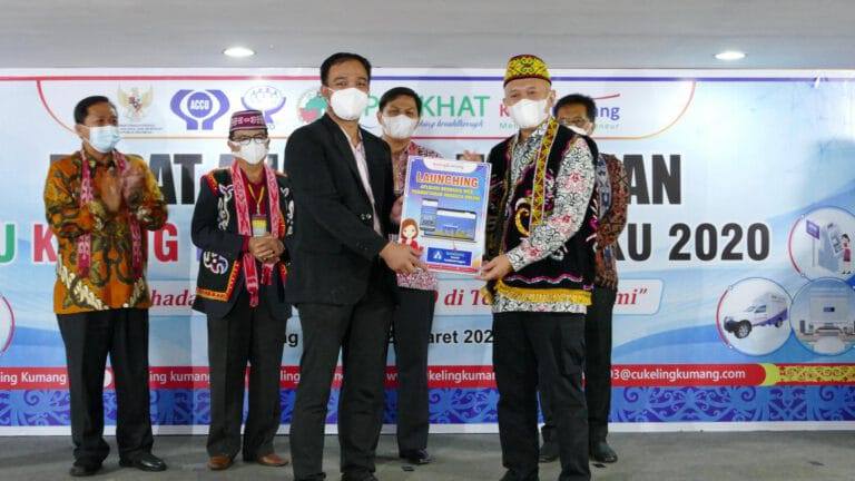 ///CENDERAMATA: Menkop-UKM Teten Masduki menerima cenderamata saat menghadiri Rapat Anggota Tahunan CU Keling Kumang tahun buku 2020 di Desa Tapang Sambas Kecamatan Sekadau Hilir Kabupaten Sekadau, Sabtu (27/3) lalu. ISTIMEWA///