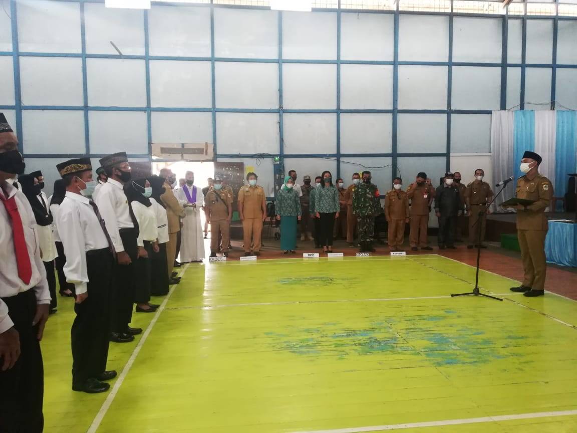 ///AMBIL SUMPAH: Wakil Bupati Kapuas Hulu Wahyudi Hidayat saat mengambil sumpah 65 anggota Badan Permusyawaratan Desa dari 13 desa se-Kecamatan Bunut Hulu, Senin (29/3) di Aula Kantor Camat Bunut Hulu. HUMPRO SETDA FOR PONTIANAK POST///