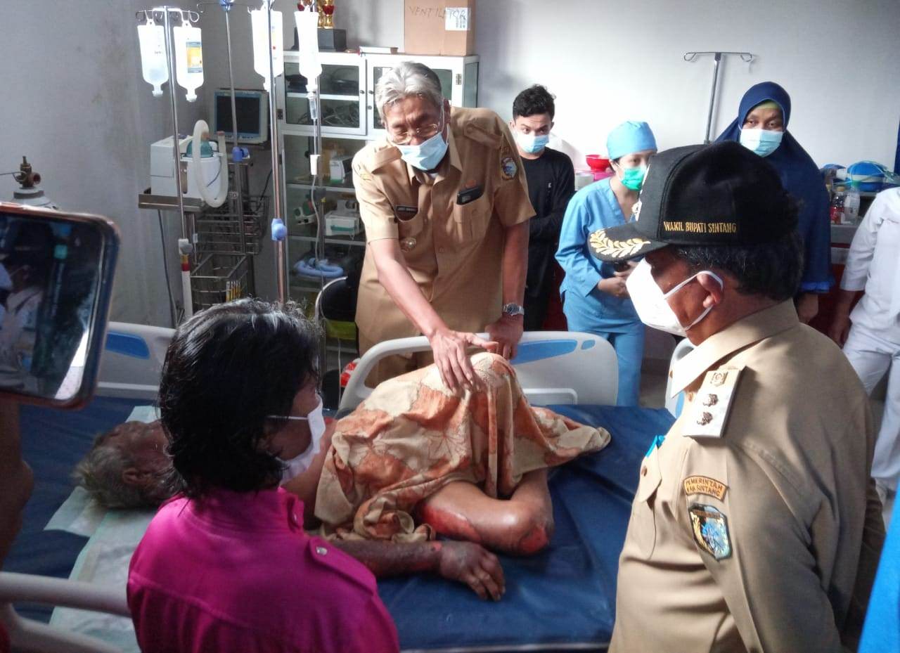 ///JENGUK KORBAN: Bupati Sintang, Jarot Winarno didampingi oleh wakil Bupati dan Kepala Dinas Kesehatan Kabupaten Sintang saat mengunjungi korban kebakaran di Desa Nanga Pari, yang dirawat di RSUD Ade M Djoen Sintang, Senin (22/3). ARIS MUNANDAR/PONTIANAK
