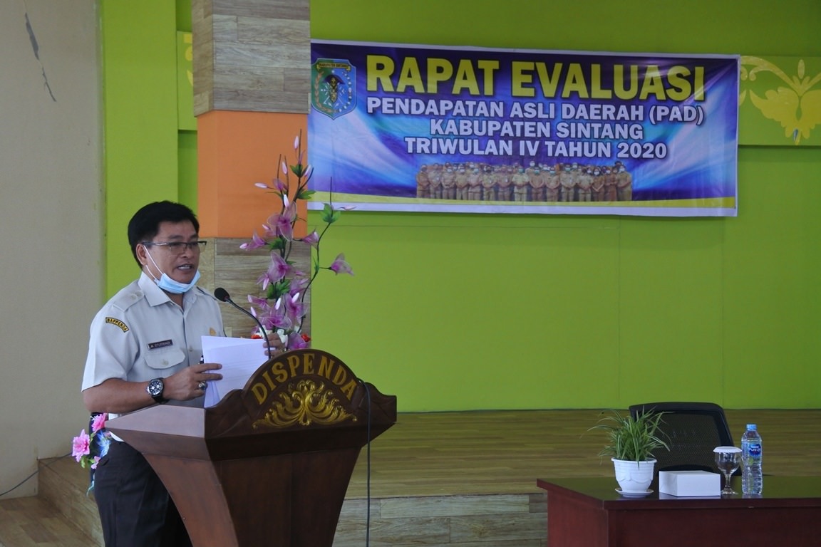 ///PEMAPARAN: Kepala Bappenda Kabupaten Sintang, Abdul Syufriadi saat menyampaikan laporan realisasi PAD Kabupaten Sintang dalam rapat evaluasi di Aula Badan Pengelola Pendapatan Daerah Kabupaten Sintang, Selasa (23/3). HUMASKAB FOR PONTIANAK POST///