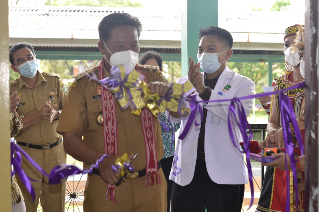 POTONG PITA: Bupati Sanggau Paolus Hadi memotong pita saat meresmikan empat ventilator lengkap dengan tempat tidur pasien di ruangan Intensive Care Unit (ICU) Rumah Sakit Parindu, Selasa (16/3).
