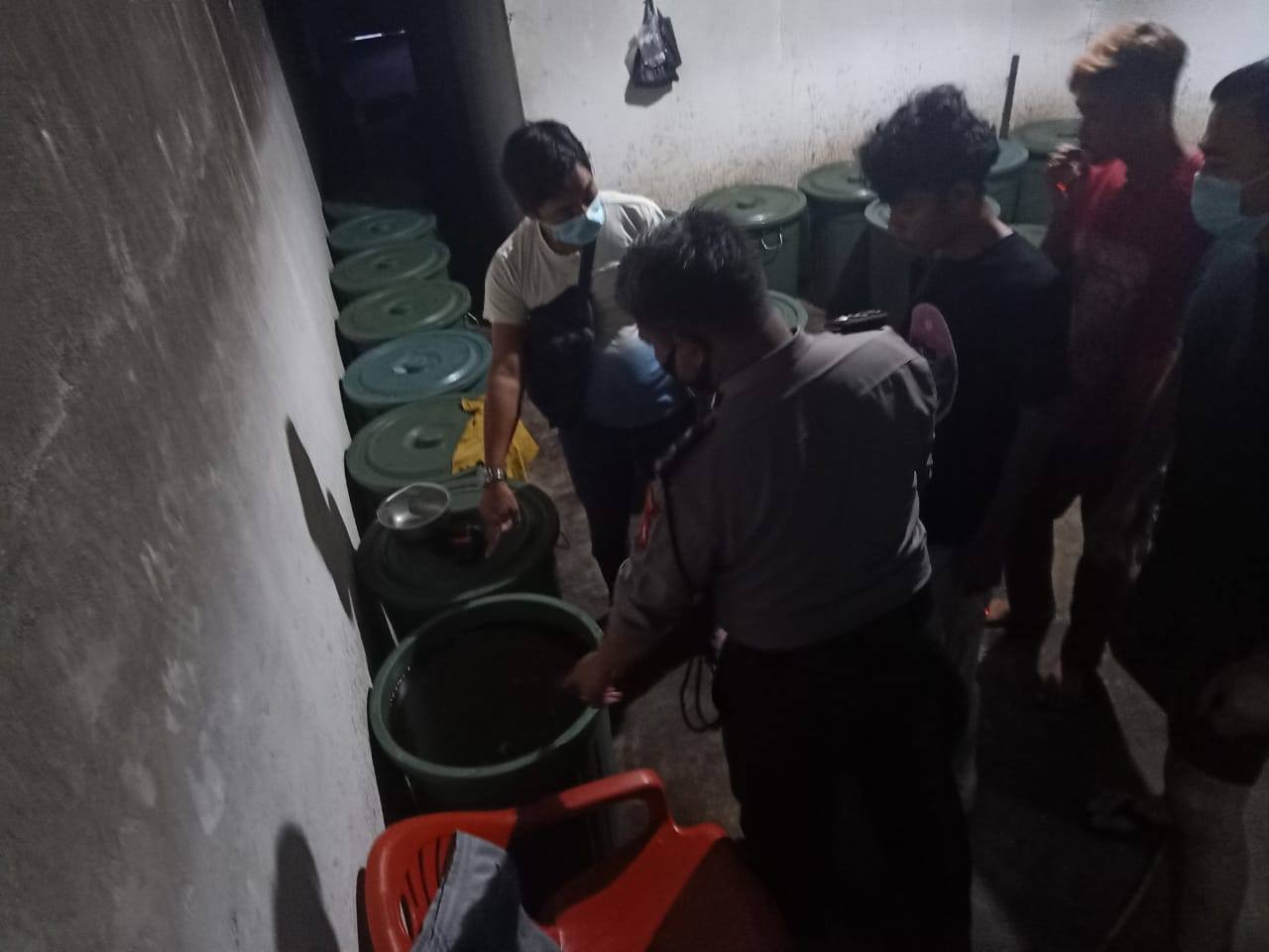 ARAK: Polisi saat melakukan penggerebekan rumah warga yang dijadikan tempat produksi arak di Dusun Barage. Foto: Polres Sanggau for Pontianak Post.