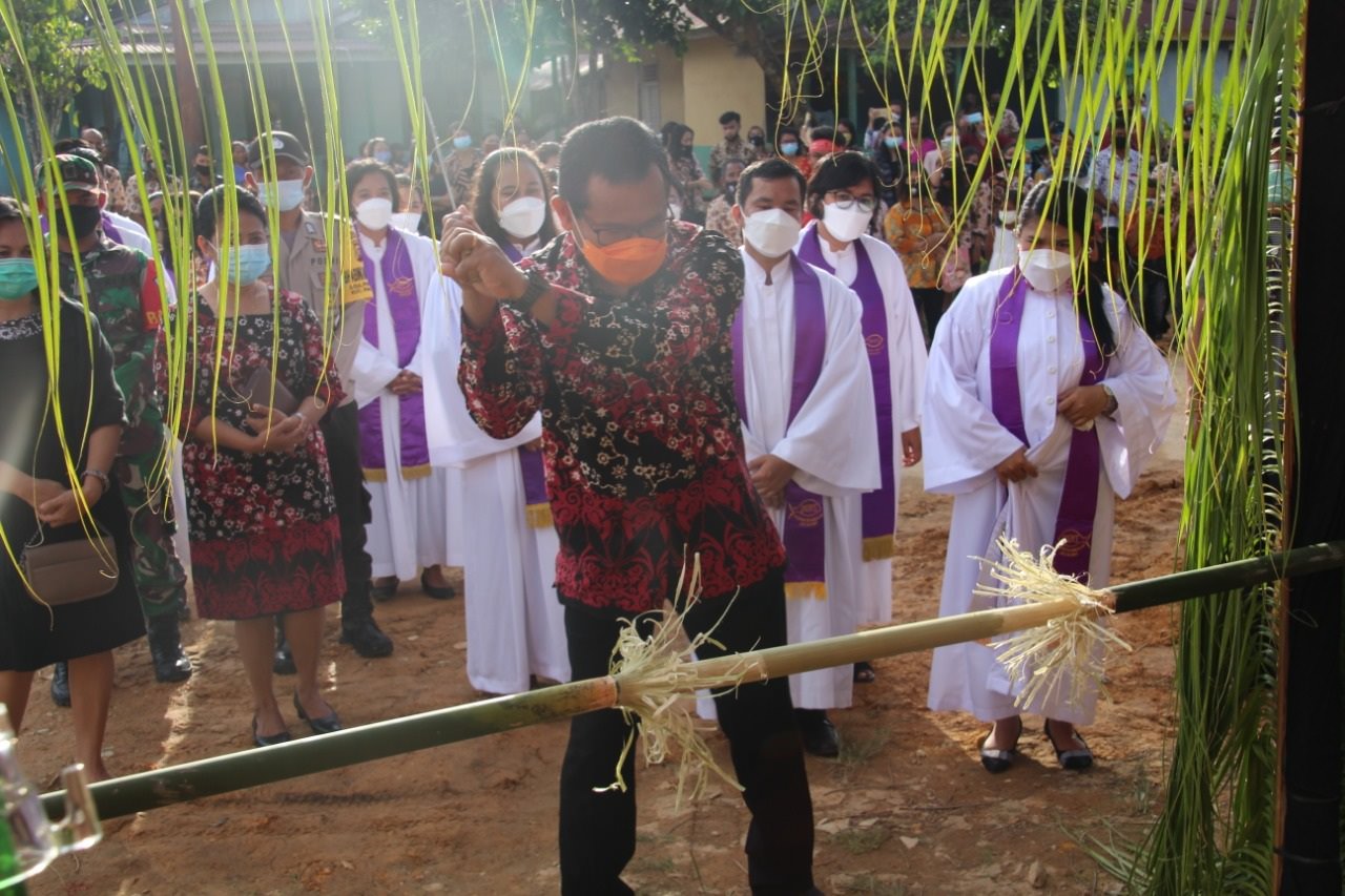 PANCUNG BULUH: Sekda Sanggau, Kukuh Triyatmaka saat melakukan ritual adat Pancung Buluh saat hadir di acara peresmian GPIB Maranatha Sanggau Pos Pelkes Kharisma Mundun di Desa Palem Jaya, belum lama ini. Foto: Diskominfo for Pontianak Post.