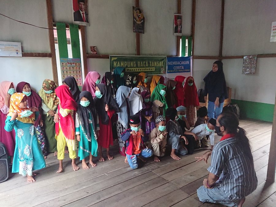 MENDONGENG: Kegiatan mendongeng di Desa Tanjung Saleh, Kecamatan Sungai Kakap, Minggu (21/3) yang lalu. Kegiatan ini menjadi rangkaian dalam rangka Hari Dongeng Sedunia yang diperingati setiap 20 Maret. AHMAD SOFIAN FOR PONTIANAK POST