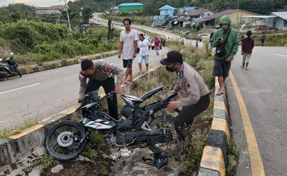 RUSAK BERAT: Sepeda motor yang dikendarai Andika Dika (14) rusak berat usai berbenturan dengan minibus DD 1173 GI di Jalan Malindo, Kecamatan Entikong, Kabupaten Sanggau, Kamis (25/3) lalu. ISTIMEWA