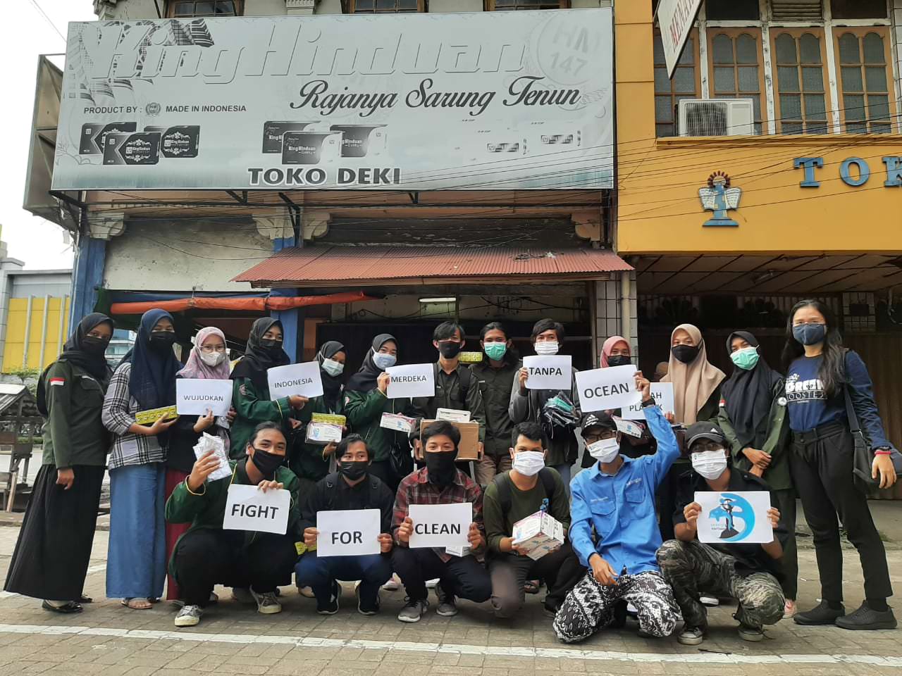 CAMPAIGN: Komunitas Seagle Pontianak selalu menyuarakan untuk kebersihan lingkungan sekitar terutama perairan.