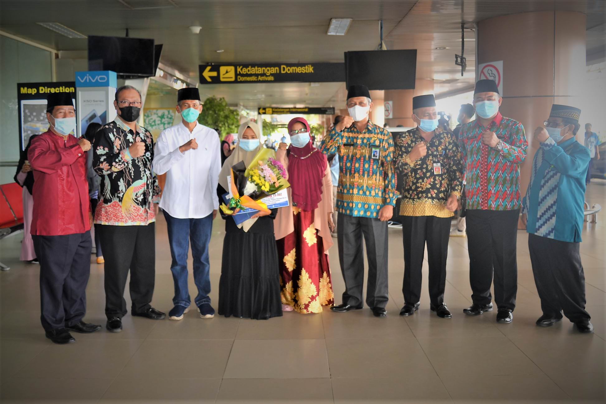///JAWARA: Norma, peraih juara I cabang tahfiz 15 juz putri, saat disambut kedatangannya di Bandara Supadio Pontianak. Santri Pondok Pesantren Nurul Huda tersebut mengharumkan nama Kalbar di MQHQ Pangeran Sultan Abdul ‘Aziz Alu Su’ud ke-di Jakarta. PAGE F