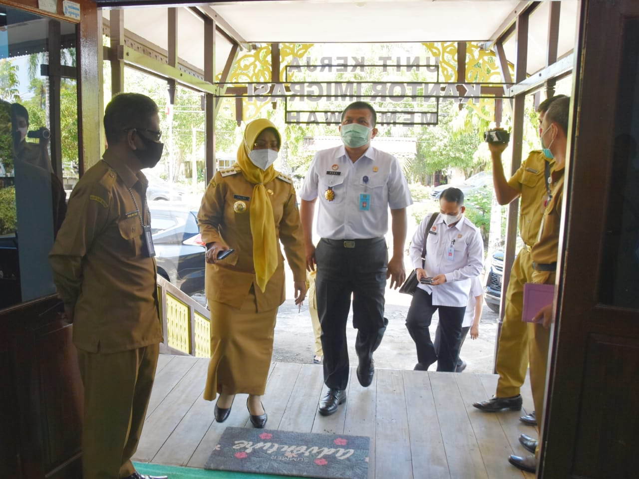 KUNJUNGAN KAKEMENKUMHAM: Rombongan Kakanwil Kemenkumham RI Perwakilan Kalbar Fery Monang Sihite saat berkunjungan ke Kantor UKK Mempawah disambut Bupati Erlina, Selasa (30/3). HUMASKAB FOR PONTIANAK POST