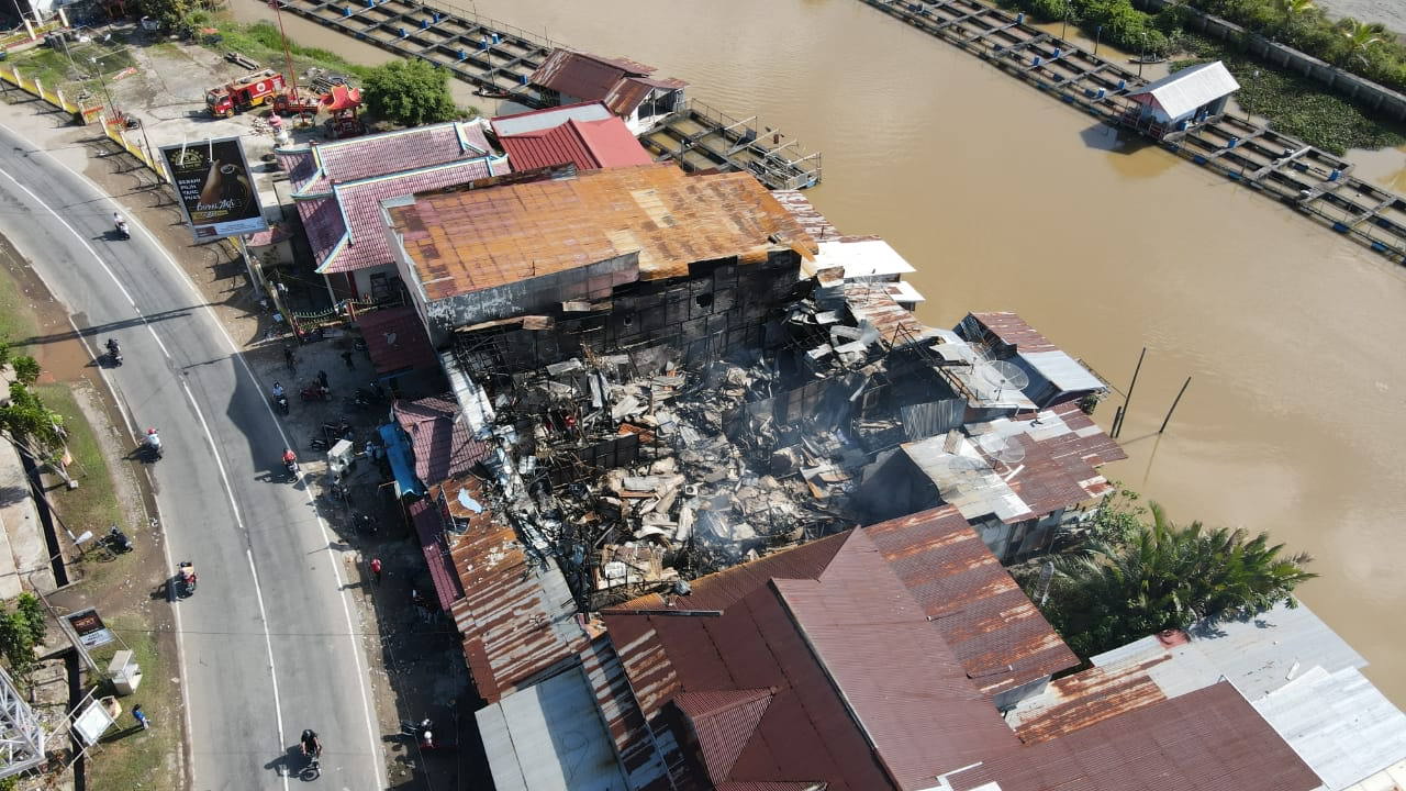 DARI KETINGGIAN: Foto diambil dari ketinggian yang memperlihatkan puing-puing kebakaran enam pintu ruko di depan Terminal Mempawah. ISTIMEWA