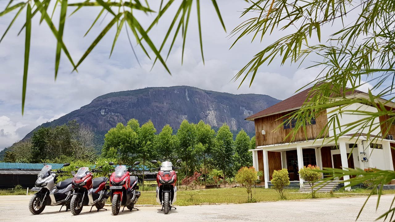 Pemandangan Bukit Kelam menjadi catatan Jurnalis Ekspedisi Borneo Honda ADV 150. foto Meidy Khadafy