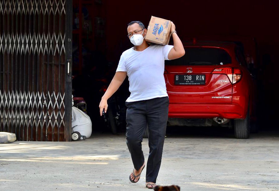Gaya sederhana Bupati Bengkayang Sebastianus Darwis mengangkat kardus air mineral dan menyajikannya sendiri untuk tamunya. foto Shando Safela