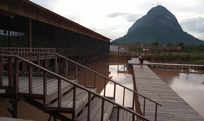 KULINER DAN WISATA ALAM: Pengunjung saat berfoto berlatar belakang Gunung Kelam usai menyantap makanan di Pondok Tatum, Minggu 14/3). (ARIS MUNANDAR/PONTIANAK POST)