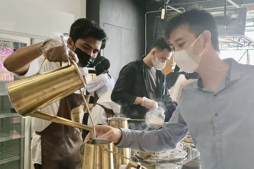 Aming, menyeduh kopi untuk pelanggan. foto Shando Safela